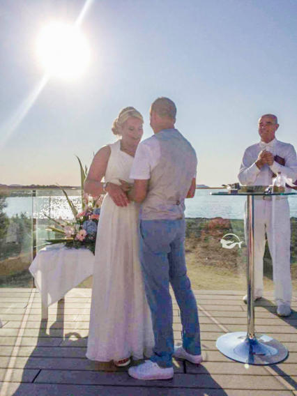 Pic: Couple holding hands at renewal ceremony