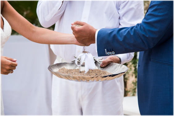 Pic: Couple pour sand into bottle