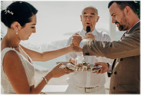 Pic: Couple pour sand into bottle